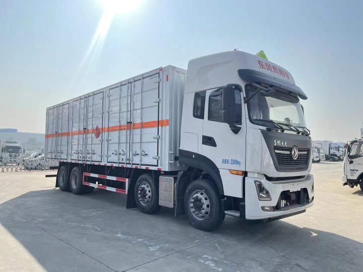 東風(fēng)天龍9.4米氣體廂式運輸車
