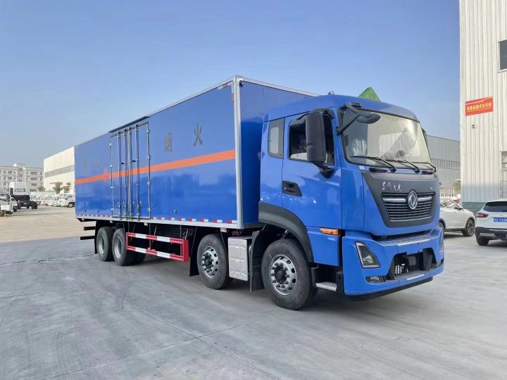 東風(fēng)天龍9.4米易燃液體廂式車/甲醇廂式運(yùn)輸車