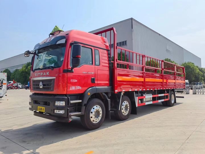 重汽汕德卡9.5米氣瓶運(yùn)輸車(chē)